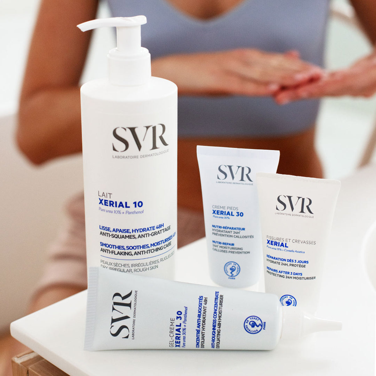 Gama de produse SVR Xerial: un flacon cu pompiță și trei tuburi albe de cremă hidratantă pentru îngrijirea pielii și unghiilor.