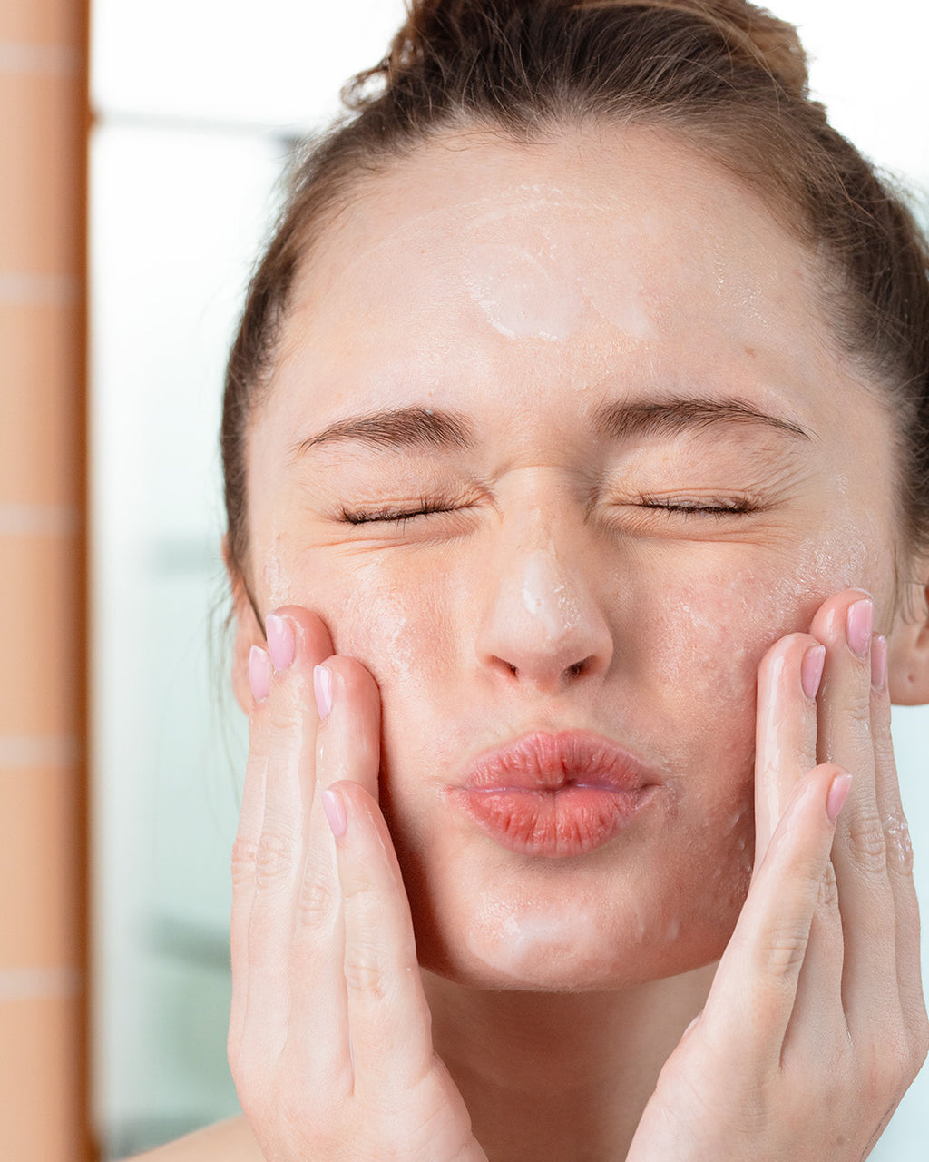 ÎNGRIJIREA PIELII CU TENDINȚĂ ACNEICĂ ÎNTR-UN TRATAMENT MEDICAMENTOS (SEBIACLEAR)